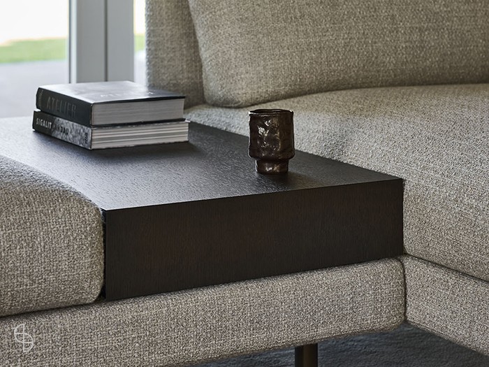 Elliot bank tussentafel design on stock