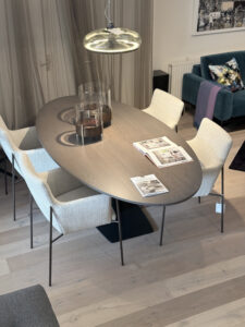 Orfis ovale eetkamertafel eiken metaform