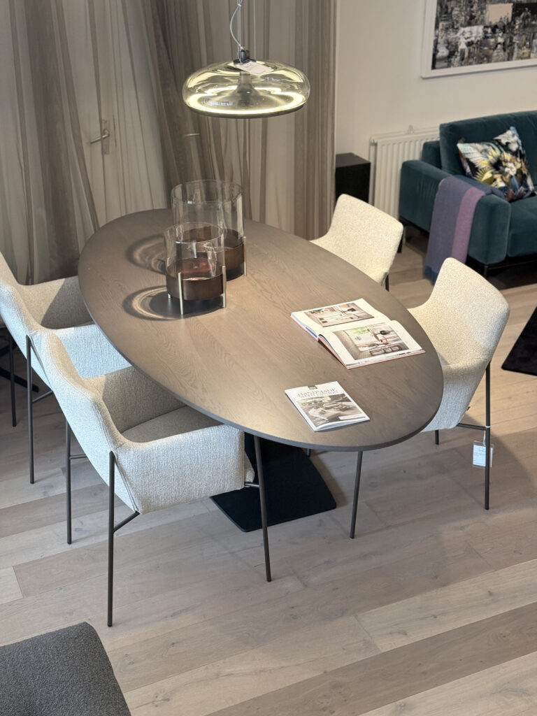 Orfis ovale eetkamertafel eiken metaform